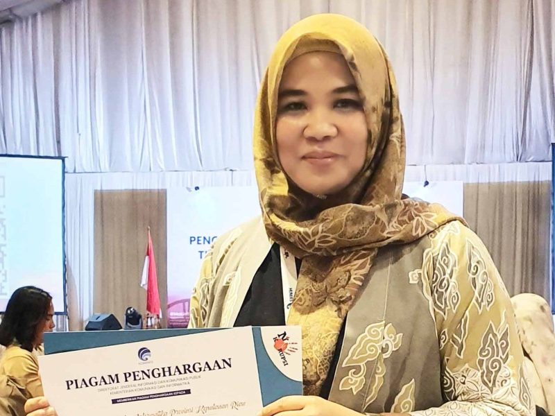 Kepala Subkoor Pengelolaan Media Komunikasi Publik, Suryani, saat menerima penghargaan pada saat penyelenggaraan Konferensi Tingkat Tinggi (KTT) Ke-42 ASEAN Tahun 2023. Foto: Diskominfo Kepri 