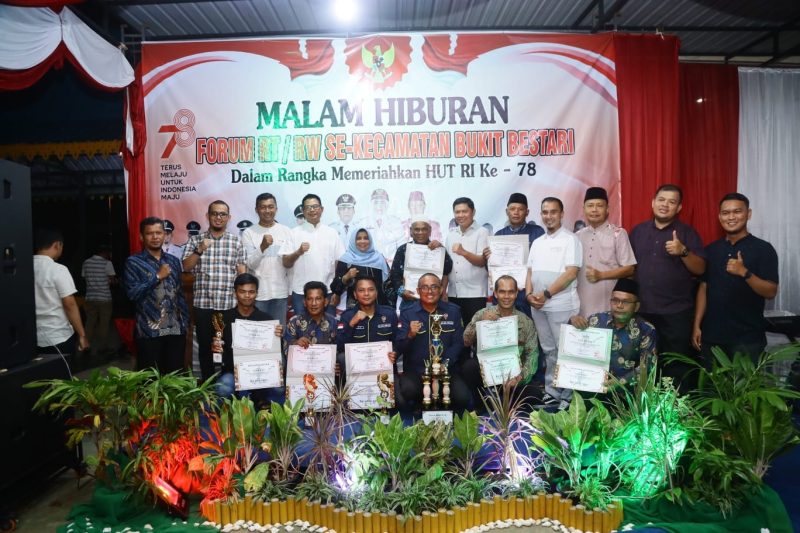 Wali Kota Tanjungpinang, Hj. Rahma, S.IP.,M.M, menghadiri malam hiburan Forum RT RW se-Kecamatan Bukit Bestari di halaman kantor kecamatan setempat, Selasa (29/8/2023). Foto: Diskominfo Tanjungpinang
