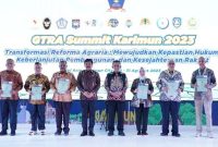 Sebanyak 10.668 ribu sertipikat tanah untuk rakyat Kepulauan Riau, diserahkan bersempana pelaksanaan kegiatan Gugus Tugas Reforma Agraria (GTRA) Summit Karimun 2023, bertempat di Coastal Area Kabupaten Karimun, Rabu (30/8/2023). Foto:Diskominfo Kepri 