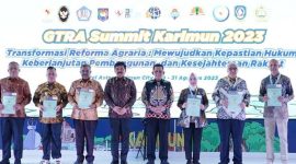 Sebanyak 10.668 ribu sertipikat tanah untuk rakyat Kepulauan Riau, diserahkan bersempana pelaksanaan kegiatan Gugus Tugas Reforma Agraria (GTRA) Summit Karimun 2023, bertempat di Coastal Area Kabupaten Karimun, Rabu (30/8/2023). Foto:Diskominfo Kepri 