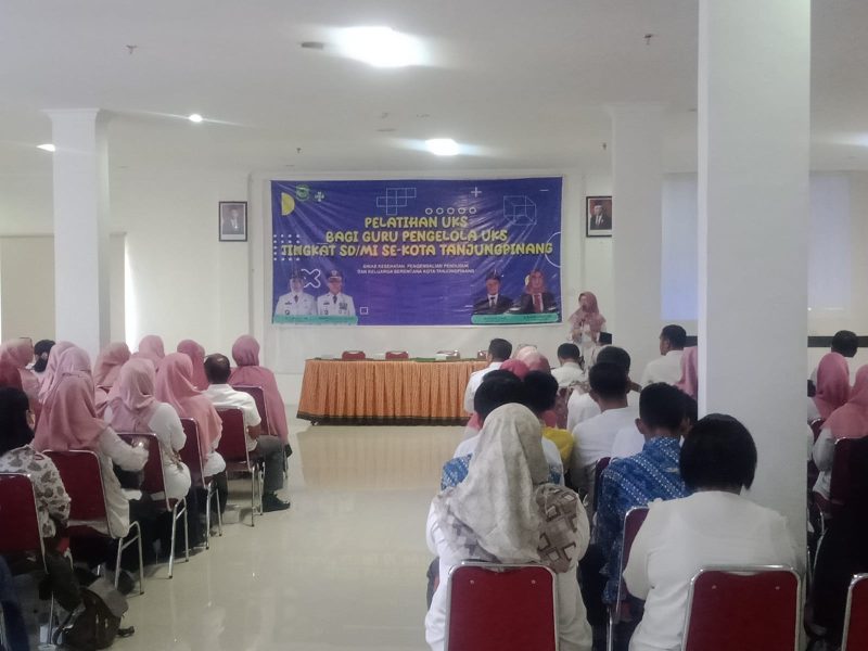Dinas Kesehatan Pengendalian Penduduk dan Keluarga Berencana Kota Tanjungpinang menggelar pelatihan Usaha Kesehatan Sekolah (UKS) bagi guru pengelola UKS tingkat Sekolah Dasar dan Madrasah Ibtidaiyah (MI) se-Kota Tanjungpinang. Foto: Diskominfo Tanjungpinang
