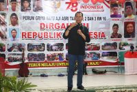 Wakil Wali Kota Batam, Amsakar Achmad, memeriahkan perayaan Hari Ulang Tahun (HUT) Kemerdekaan Republik Indonesia ke-78 bersama masyarakat Perumahan Griya Permai RW 01, Sei Binti, Sagulung, Sabtu ( 2/9/2023), malam. Foto: INIKEPRI.COM