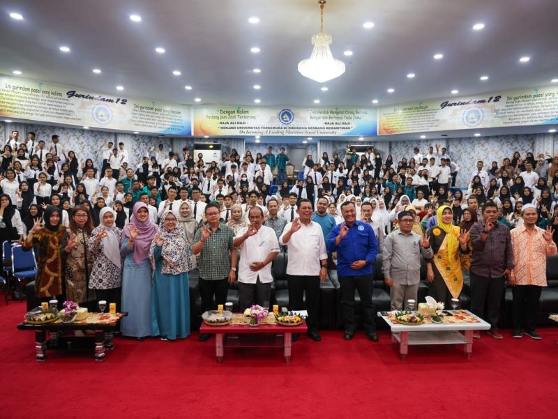 Gubernur Kepulauan Riau H. Ansar Ahmad saat berbicara pada kuliah perdana bagi mahasiswa baru FK UMRAH Angkatan Pertama di Auditorium Kampus UMRAH, Pulau Dompak, Kota Tanjungpinang, Minggu (3/9). Foto: Diskominfo Kepri 