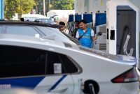 Petugas PLN membantu melakukan pengisian ulang tenaga listrik pada mobil listrik di Stasiun Pengisian Kendaraan Listrik Umum (SPKLU) atau EV Charging Station di Istora Senayan, Jakarta, Sabtu (2/9/2023). Sebanyak 79 alat pengisian tenaga kendaraan listrik. Foto: Istimewa 