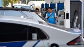Petugas PLN membantu melakukan pengisian ulang tenaga listrik pada mobil listrik di Stasiun Pengisian Kendaraan Listrik Umum (SPKLU) atau EV Charging Station di Istora Senayan, Jakarta, Sabtu (2/9/2023). Sebanyak 79 alat pengisian tenaga kendaraan listrik. Foto: Istimewa 