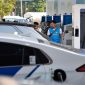 Petugas PLN membantu melakukan pengisian ulang tenaga listrik pada mobil listrik di Stasiun Pengisian Kendaraan Listrik Umum (SPKLU) atau EV Charging Station di Istora Senayan, Jakarta, Sabtu (2/9/2023). Sebanyak 79 alat pengisian tenaga kendaraan listrik. Foto: Istimewa 