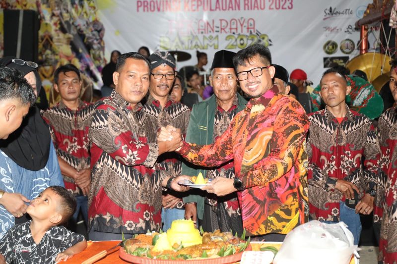 Ketua Dewan Perwakilan Rakyat Daerah (DPRD) Kota Batam Nuryanto sangat mengapresiasikan perhelatan kesenian dan budaya asli Tulungagung, Jawa Timur yang dikemas dalam Reog Kendang Tulungagung (RKT) dalam gelaran Parade Budaya di pelataran parkir Harbourbay Batam pada Minggu (4/9/2023) malam. Foto: INIKEPRI.COM 