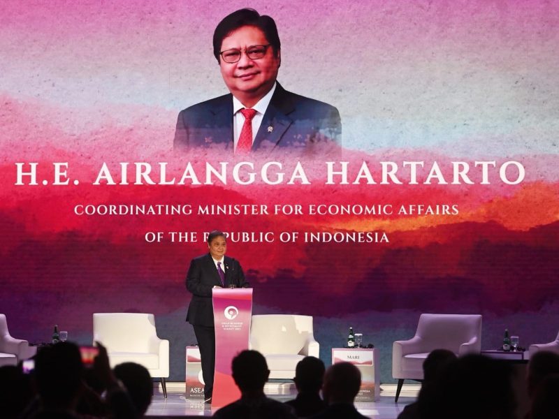 Menteri Koordinator Bidang Perekonomian Airlangga Hartarto menyampaikan pidato saat pleno ketiga pada ASEAN Business and Investment Summit 2023 di Jakarta, Minggu (3/9/2023). Foto: Media Center KTT ASEAN 2023/Zabur Karuru/aww.