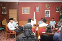 Puluhan Guru Honorer tingkat Sekolah Dasar (SD) dan tingkat pertama (SMP) Negeri di Kota Batam mengeluhkan nasib mereka ke kantor Dewan Perwakilan Rakyat Daerah (DPRD) Kota Batam pada Senin (4/9/2023). Foto: INIKEPRI.COM 