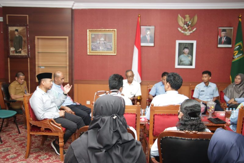 Puluhan Guru Honorer tingkat Sekolah Dasar (SD) dan tingkat pertama (SMP) Negeri di Kota Batam mengeluhkan nasib mereka ke kantor Dewan Perwakilan Rakyat Daerah (DPRD) Kota Batam pada Senin (4/9/2023). Foto: INIKEPRI.COM 