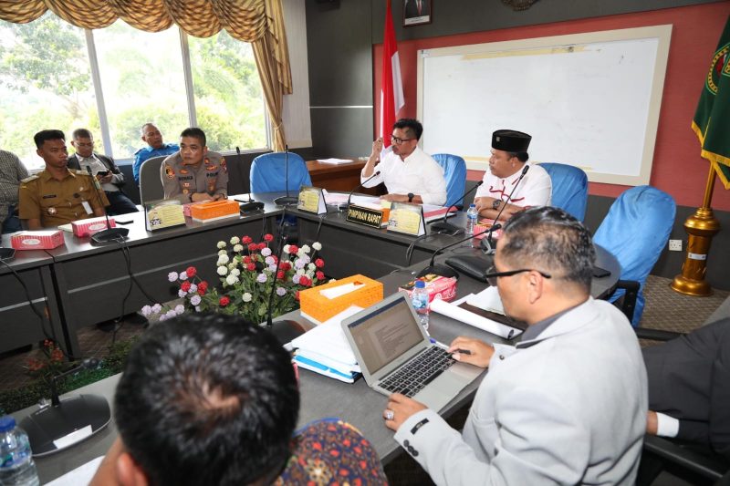 rapat dengar pendapat umum (RDPU) terkait permasalahan Kampung Tua Tembesi Tower di ruang rapat pimpinan DPRD Kota Batam pada Selasa (5/9/2023). Foto: INIKEPRI.COM 