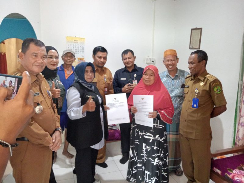 Wali Kota Tanjungpinang, Hj Rahma, S.IP.,M.M, bersama jajaran DPMPTSP dan Disperdagin Kota Tanjungpinang mendatangi rumah produksi kerupuk opak-opak dan rengginang, milik Samini yang terletak di Jalan Lembah Merpati, Batu 13, Selasa (5/9/2023). Foro: Diskominfo Tanjungpinang 