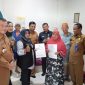 Wali Kota Tanjungpinang, Hj Rahma, S.IP.,M.M, bersama jajaran DPMPTSP dan Disperdagin Kota Tanjungpinang mendatangi rumah produksi kerupuk opak-opak dan rengginang, milik Samini yang terletak di Jalan Lembah Merpati, Batu 13, Selasa (5/9/2023). Foro: Diskominfo Tanjungpinang 