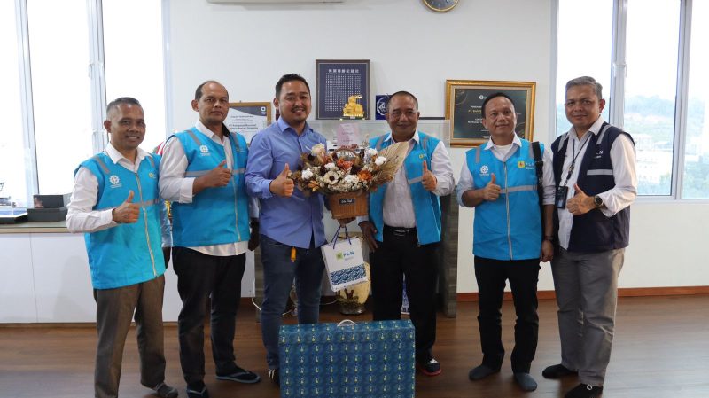 Dalam rangka memperingati Hari Pelanggan Nasional 2023, PT PLN Batam terus meningkatkan pelayanan dan kepuasan kepada masyarakat. Melalui berbagai kejutan menarik, PLN Batam memberikan harga spesial tambah daya listrik hanya Rp. 202.300 hingga memberikan apresiasi serta melakukan kunjungan ke beberapa pelanggan. Foto: PLN Batam untuk INIKEPRI.COM 