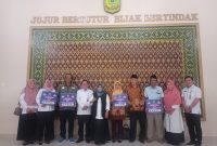 Pemerintah Kota Tanjungpinang melalui Badan Kesbangpol kota Tanjungpinang menyerahkan Bantuan dana Hibah kepada beberapa organisasi masyarakat. Foto: Diskominfo Tanjungpinang
