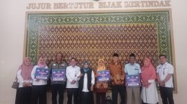 Pemerintah Kota Tanjungpinang melalui Badan Kesbangpol kota Tanjungpinang menyerahkan Bantuan dana Hibah kepada beberapa organisasi masyarakat. Foto: Diskominfo Tanjungpinang 
