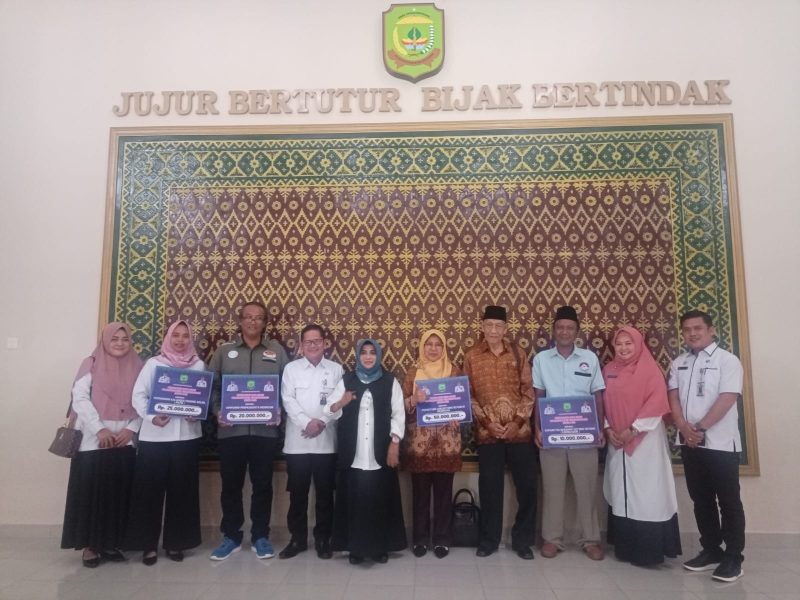 Pemerintah Kota Tanjungpinang melalui Badan Kesbangpol kota Tanjungpinang menyerahkan Bantuan dana Hibah kepada beberapa organisasi masyarakat. Foto: Diskominfo Tanjungpinang
