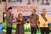 Wali Kota Tanjungpinang, Hj. Rahma, S IP.,M.M, menerima penghargaan Manggala Karya Kencana dari Badan Koordinasi Keluarga Berencana Nasional (BKKBN). Penghargaan. Foto: Diskominfo Tanjungpinang 