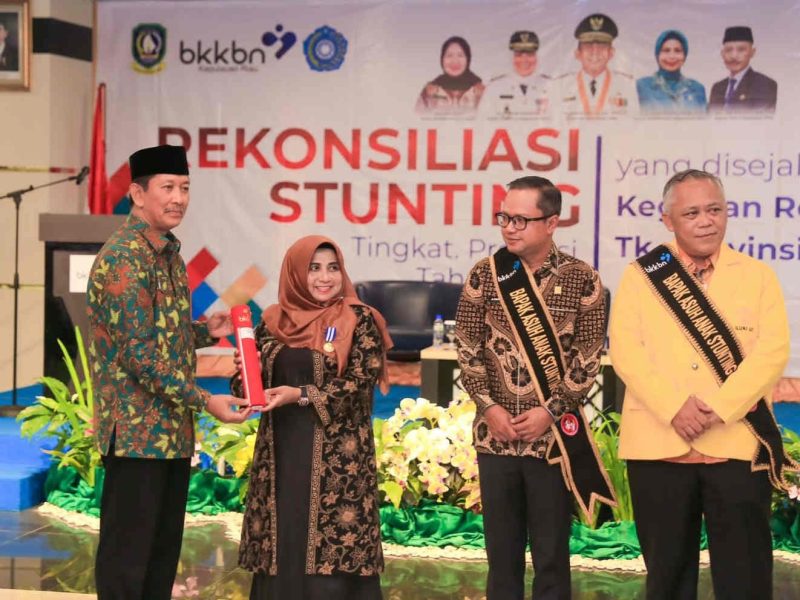 Wali Kota Tanjungpinang, Hj. Rahma, S IP.,M.M, menerima penghargaan Manggala Karya Kencana dari Badan Koordinasi Keluarga Berencana Nasional (BKKBN). Penghargaan. Foto: Diskominfo Tanjungpinang 
