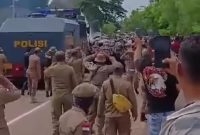 Sebanyak delapan orang ditangkap oleh Polresta Barelang, karena melawan petugas saat bentrokan yang terjadi di Pulau Rempang, Kota Batam, Kepulauan Riau.  Foto: Tangkapan Layar 