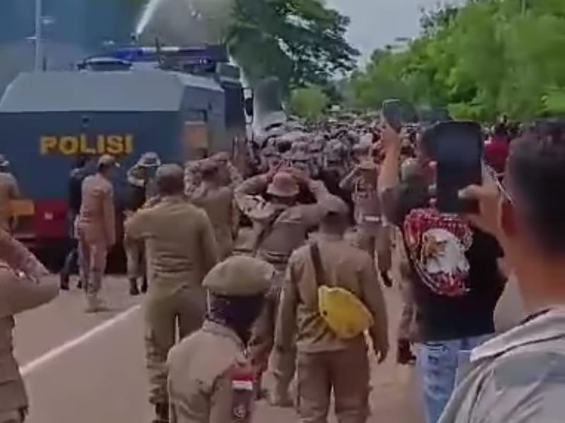 Sebanyak delapan orang ditangkap oleh Polresta Barelang, karena melawan petugas saat bentrokan yang terjadi di Pulau Rempang, Kota Batam, Kepulauan Riau.  Foto: Tangkapan Layar 