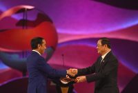 Presiden RI Joko Widodo menyerahkan mandat Keketuaan ASEAN selanjutnya ke Perdana Menteri Laos Sonexay Siphandone, pada penutupan Konferensi Tingkat Tinggi (KTT) ke-43 di Jakarta Convention Center (JCC), Jakarta, Kamis (7/9/2023). Foto: Istimewa
