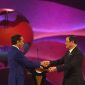 Presiden RI Joko Widodo menyerahkan mandat Keketuaan ASEAN selanjutnya ke Perdana Menteri Laos Sonexay Siphandone, pada penutupan Konferensi Tingkat Tinggi (KTT) ke-43 di Jakarta Convention Center (JCC), Jakarta, Kamis (7/9/2023). Foto: Istimewa 
