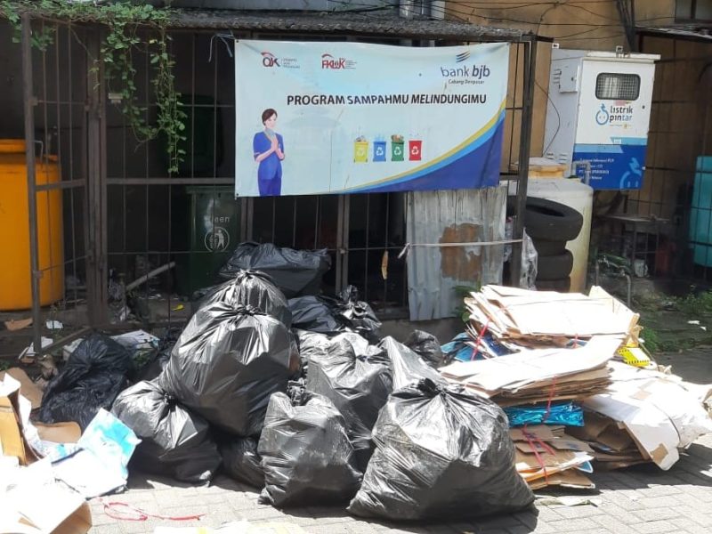 bank bjb Kantor Cabang Denpasar melaksanakan program Go Green 'Sampahmu Melindungimu' sebagai program Change Agent bjb KC Denpasar sesuai Peraturan Gubernur (Pergub) Provinsi Bali MASARI (Masyarakat Sadar Asuransi) Sampah ditampung di bank sampah Prema Bali Lestari untuk bisa di-monetize. Foto: bank bjb untuk INIKEPRI.COM 