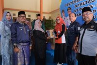 Sebanyak 98 Ketua RT dan RW di Wilayah Kecamatan Tanjungpinang Kota mendapatkan bantuan Seragam Baju Kurung dan Nametag dari Pemerintah Kota Tanjungpinang. Foto: Diskominfo Tanjungpinang
