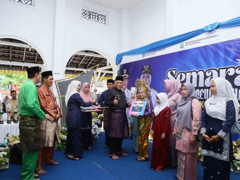 Wakil wali kota Tanjungpinang, Endang Abdullah, S.Kp.M.Si, menutup acara semarak museum dihatiku yang telah dilaksanakan selama tiga hari dan diisi dengan perlombaan tingkat pelajar di museum Sultan Sulaiman Badrul Alamsyah kota Tanjungpinang, Jum'at (8/9/2023). Foto: Diskominfo Tanjungpinang 