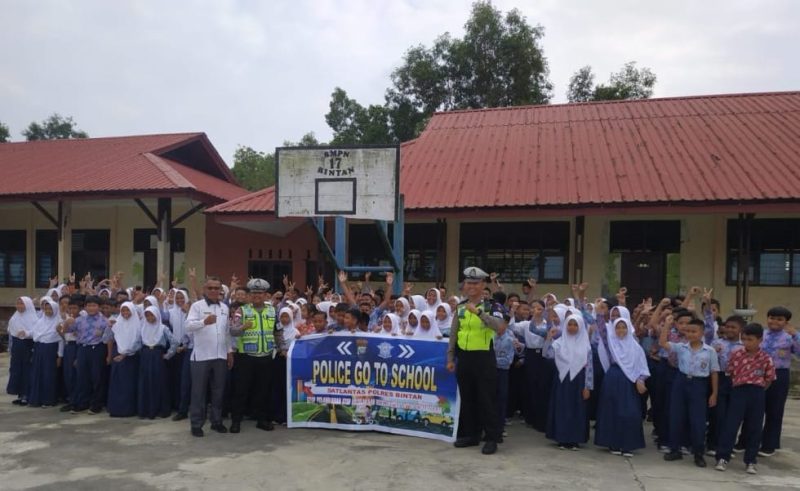 Personil yang terlibat Operasi Zebra Seligi 2023 Polres Bintan mensosialisasikan keselamatan berlalulintas kepada pelajar SMPN 17 Gesek yang beralamat di Kelurahan Toapaya Asri Kecamatan Toapaya. Foto: Humas Polres Bintan 