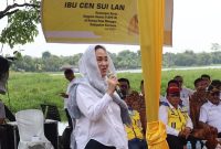 Cen Sui Lan Anggota Komisi V DPR RI Fraksi Golkar Dapil Kepulauan Riau (Kepri) saat menerima aspirasi penataan kawasan embung Paya Manggis di depan RSUD Karimun, akhir Juli 2023 lalu. Foto: suaraserumpun.com