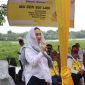 Cen Sui Lan Anggota Komisi V DPR RI Fraksi Golkar Dapil Kepulauan Riau (Kepri) saat menerima aspirasi penataan kawasan embung Paya Manggis di depan RSUD Karimun, akhir Juli 2023 lalu. Foto: suaraserumpun.com