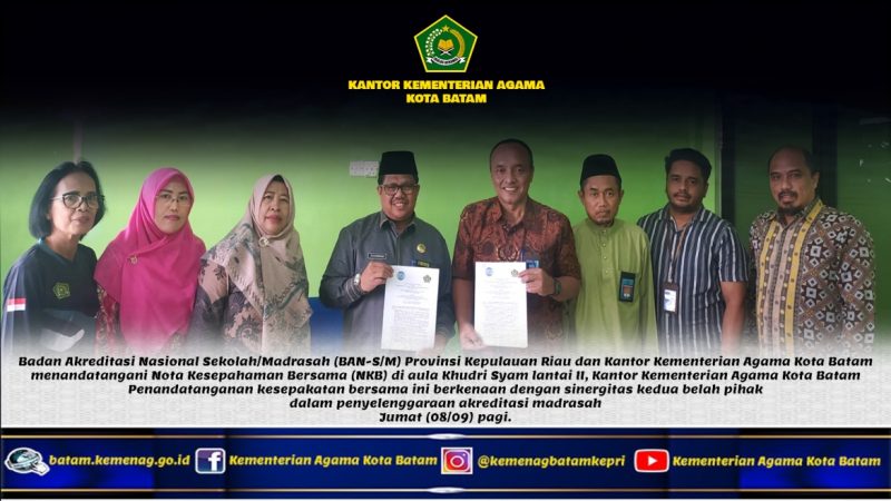 Badan Akreditasi Nasional Sekolah/Madrasah (BAN-S/M) Provinsi Kepulauan Riau dan Kantor Kementerian Agama Kota Batam menandatangani Nota Kesepahaman Bersama (NKB) di aula Khudri Syam lantai II, Kantor Kementerian Agama Kota Batam. Penandatanganan kesepakatan bersama ini berkenaan dengan sinergitas kedua belah pihak dalam penyelenggaraan akreditasi madrasah, Jumat (8/9/2023). Foto: Kemenag Kepri