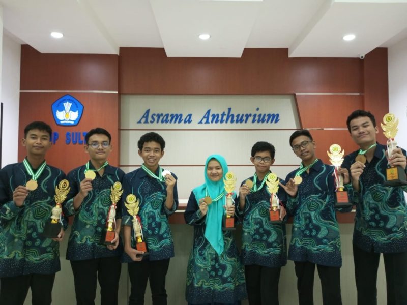 Kontingen asal Kepulauan Riau (Kepri) berhasil menyabet 7 medali pada Kompetisi Sains Madrasah (KSM). Ajang yang digelar Direktorat Jenderal Pendidikan Islam (Dirjen Pendis) Kementerian Agama (Kemenag) ini diselenggarakan di Kendari, Sulawesi Tenggara pada 3-7 September 2023. Foto: Kemenag Kepri
