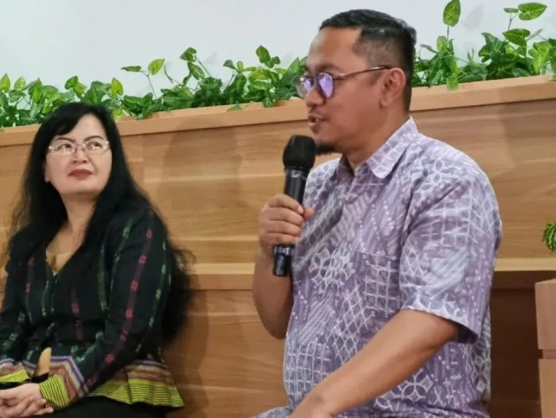 Direktur Eksekutif ICT Watch Indriyatno Banyumurti (kanan) dan Asisten Deputi Perlindungan Hak Perempuan dalam Rumah Tangga dan Rentan KemenPPPA Eni Widiyanti dalam media talk bertajuk 