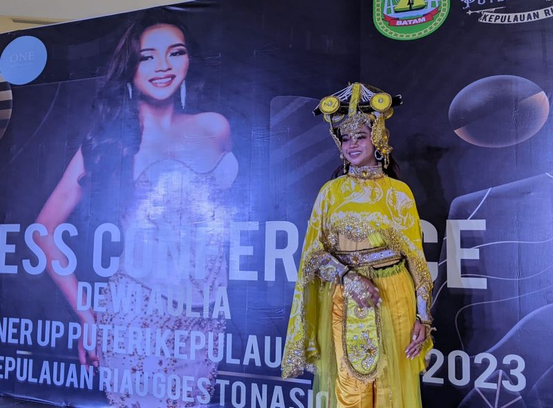 Dewi Aulia dalam balutan busana yang akan ditampilkan di ajang Putri Kebudayaan Nusantara 2023 nanti. Foto: INIKEPRI.COM 