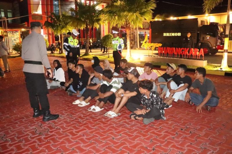 Dalam rangka menciptakan situasi kamtibmas yang kondusif di Kabupaten Karimun Polres Karimun dan Polsek daratan melaksanakan Patroli Malam Gabungan Anti Kriminalitas (PAMUNGKAS), pada Minggu (10/9/2023) dini hari. Foto: Humas Polres Karimun