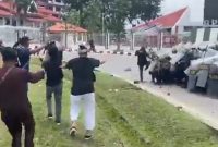 Demonstrasi di depan kantor BP Batam berakhir ricuh. Foto: Tangkapan Layar