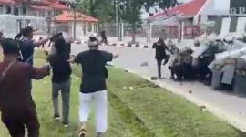 Demonstrasi di depan kantor BP Batam berakhir ricuh. Foto: Tangkapan Layar 