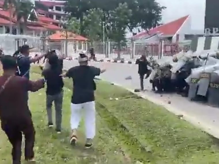 Demonstrasi di depan kantor BP Batam berakhir ricuh. Foto: Tangkapan Layar