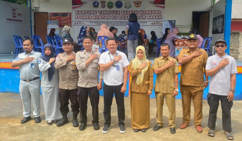 Polres Bintan membuka layanan kesehatan dengan membuka pos kesehatan dengan melakukan pemeriksaan kesehatan secara gratis kepada masyarakat desa Teluk Sasah Kecamatan Seri Kuala Lobam sekitarnya yang dibuka di Posko Kampung Bebas narkoba, Senin (11/9/2023). Foto: Polres Bintan 