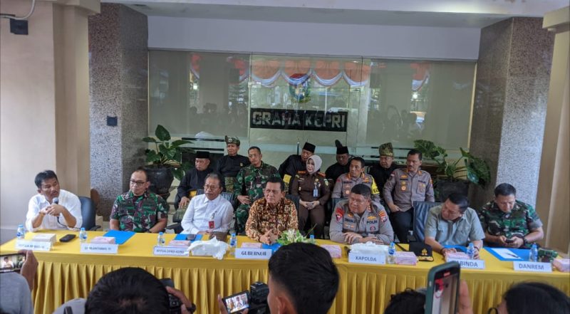 Gubernur Kepulauan Riau Ansar Ahmad bersama Forkopimda Kepri dan Kota Batam menggelar press conference terkait relokasi masyarakat di Pulau Rempang, di Graha Kepri, Batam Center, Kota Batam, Selasa (12/9/2023) sore. Foto: INIKEPRI.COM