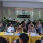 Gubernur Kepulauan Riau Ansar Ahmad bersama Forkopimda Kepri dan Kota Batam menggelar press conference terkait relokasi masyarakat di Pulau Rempang, di Graha Kepri, Batam Center, Kota Batam, Selasa (12/9/2023) sore. Foto: INIKEPRI.COM 