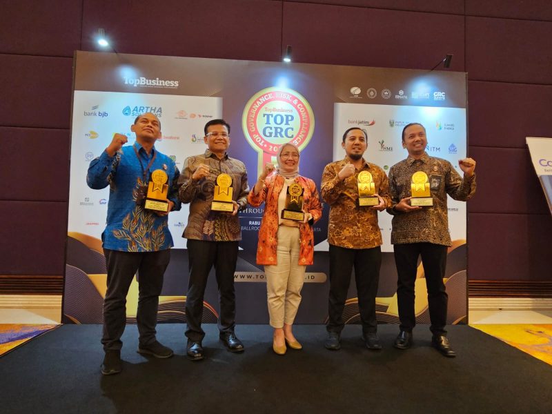 Kinerja PT PLN Batam kembali mendapatkan apresiasi dalam bentuk penghargaan Governance, Risk dan Compliance (GRC) dalam ajang TOP GRC Awards 2023. PT PLN Batam memperoleh predikat TOP GRC Awards 2023 # 4 Stars (sangat baik), dan The Most Committed GRC Leader 2023 untuk Direktur Utama PT PLN Batam, Muhammad Irwansyah Putra. Foto: PLN Batam untuk INIKEPRI.COM