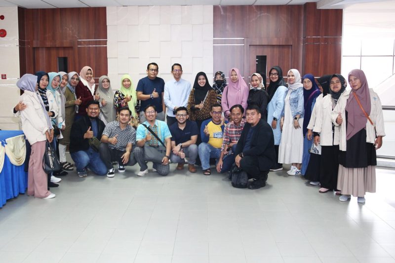 Wakil Wali Kota Batam Amsakar Achmad melepas secara simbolis peserta  Delegasi Program Lateral Thinking dan Business Matching Global Halal Produk di Ruang Rapat Lantai 4 Kantor Walikota Batam, Selasa (12/9/2023). Foto: INIKEPRI.COM 