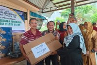 Wali Kota Tanjungpinang, Hj. Rahma, S.IP.,M.M, menyerahkan bantuan peralatan usaha untuk 46 pedagang Akau Potong Lembu bertempat di Yayasan Xing Lin Fa Men, Jalan Bakar Batu, Kelurahan Kemboja, Tanjungpinang Barat, Selasa (12/9/2023). Foto: Diskominfo Tanjungpinang 
