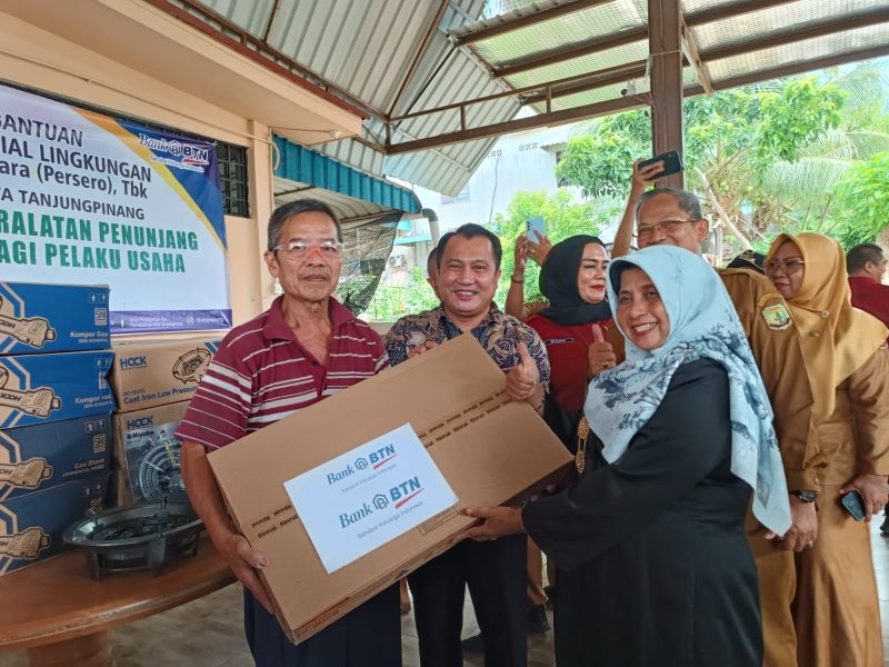 Wali Kota Tanjungpinang, Hj. Rahma, S.IP.,M.M, menyerahkan bantuan peralatan usaha untuk 46 pedagang Akau Potong Lembu bertempat di Yayasan Xing Lin Fa Men, Jalan Bakar Batu, Kelurahan Kemboja, Tanjungpinang Barat, Selasa (12/9/2023). Foto: Diskominfo Tanjungpinang 