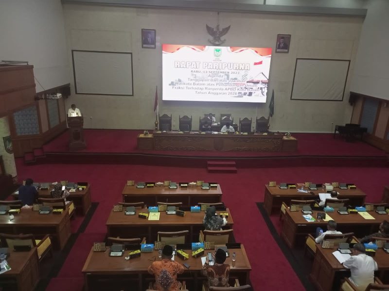 Rapat paripurna terkait Pandangan Umum Fraksi terhadap Ranperda APBD Kota Batam Tahun Anggaran 2024 digelar di ruang rapat utama kantor Dewan Perwakilan Rakyat Daerah (DPRD) Kota Batam pada Rabu (13/9/2023) siang. Foto: INIKEPRI.COM 