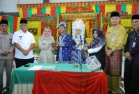 Pemerintah Kota Tanjungpinang melalui Dinas Pemberdayaan Perempuan, Perlindungan Anak dan Pemberdayaan Masyarakat (DP3APM) kembali menggelar kegiatan nikah massal tahun 2023. Acara nikah massal ini dilaksanakan di Gedung Pertemuan Asrama Haji Tanjungpinang dan diikuti 8 pasang pengantin yang telah lolos verifikasi, Rabu (13/9/2023). Foto: Diskominfo Tanjungpinang 